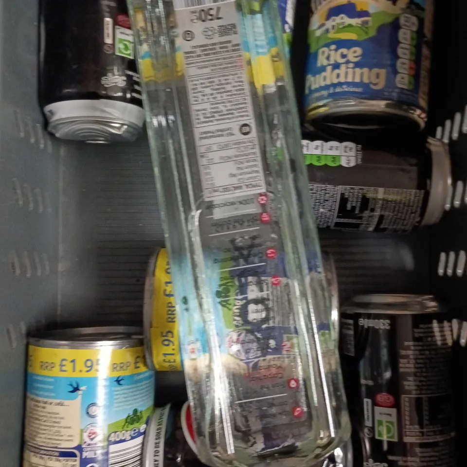 APPROXIMATELY 10 ASSORTED FOOD/DRINK PRODUCTS TO INCLUDE PEPSI MAX, RICE PUDDING, VOLVIC WATER ETC 