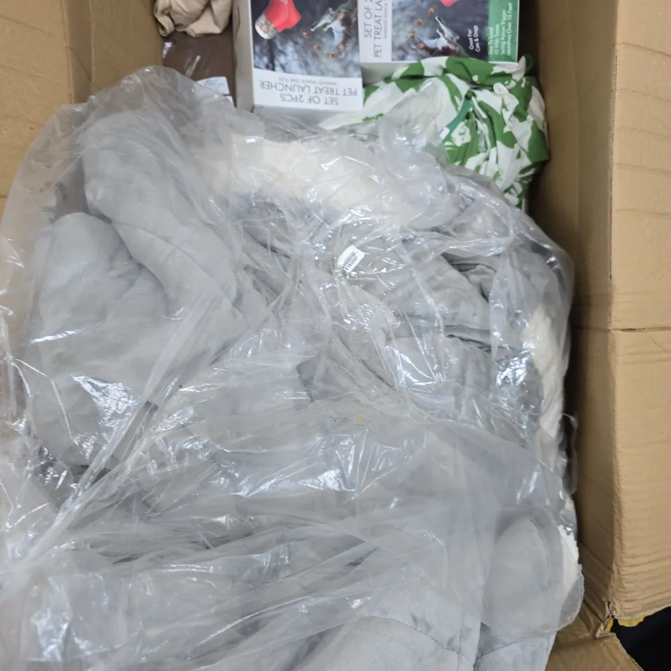 APPROXIMATELY 10 ASSORTED HOUSEHOLD ITEMS TO INCLUDE BLANKET THROW, THREAT LAUNCHER, CLOTHING ETC
