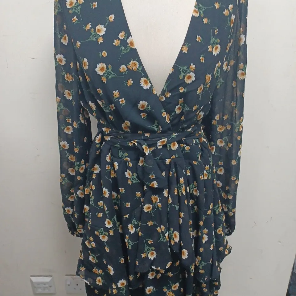 BOOHOO PLUS RUFFLE HEM FLORAL MINI DRESS - 18