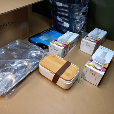 LOT OF APPROX 13 ASSORTED HOUSEHOLD/COOKWARE ITEMS TO INCLUDE: BOXED CHOPPER, FOOD TRAYS, DEEP PLASTIC FOOD TRAYS