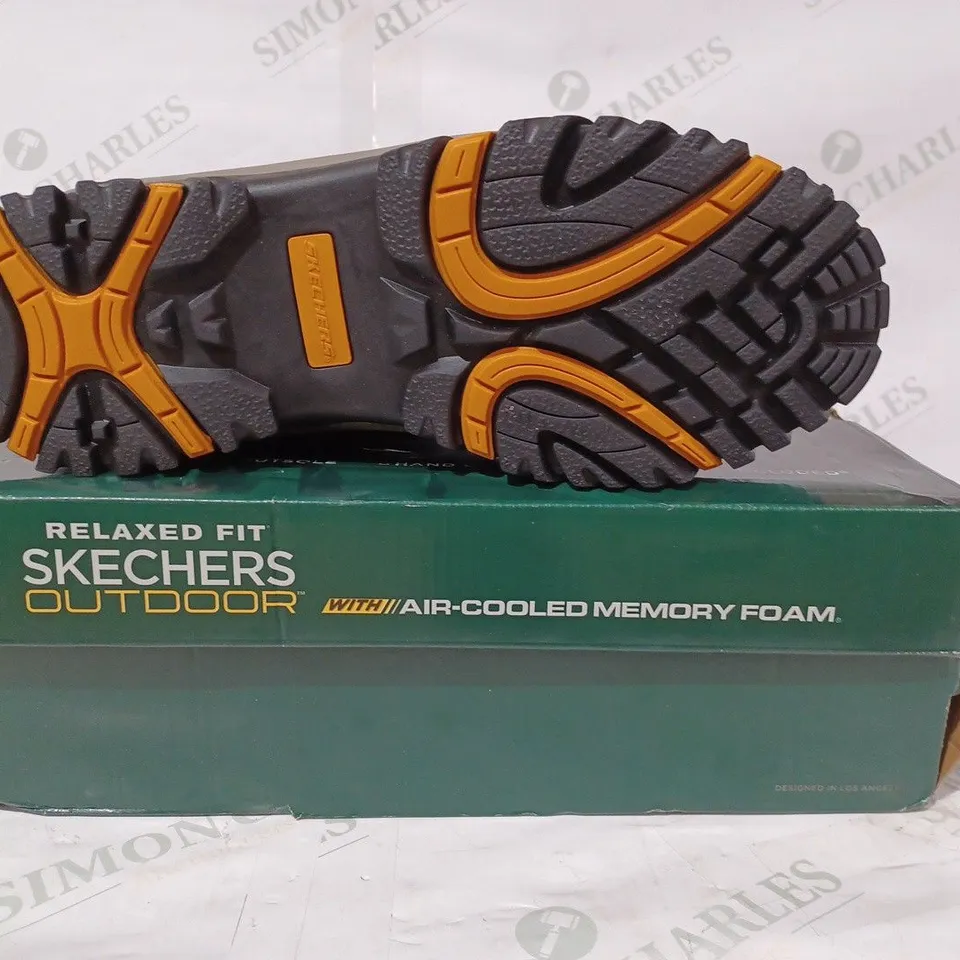 BOXED PAIR OF SKECHERS OUTDOOR RELAXED FIT BOOTS IN BROWN UK SIZE 9