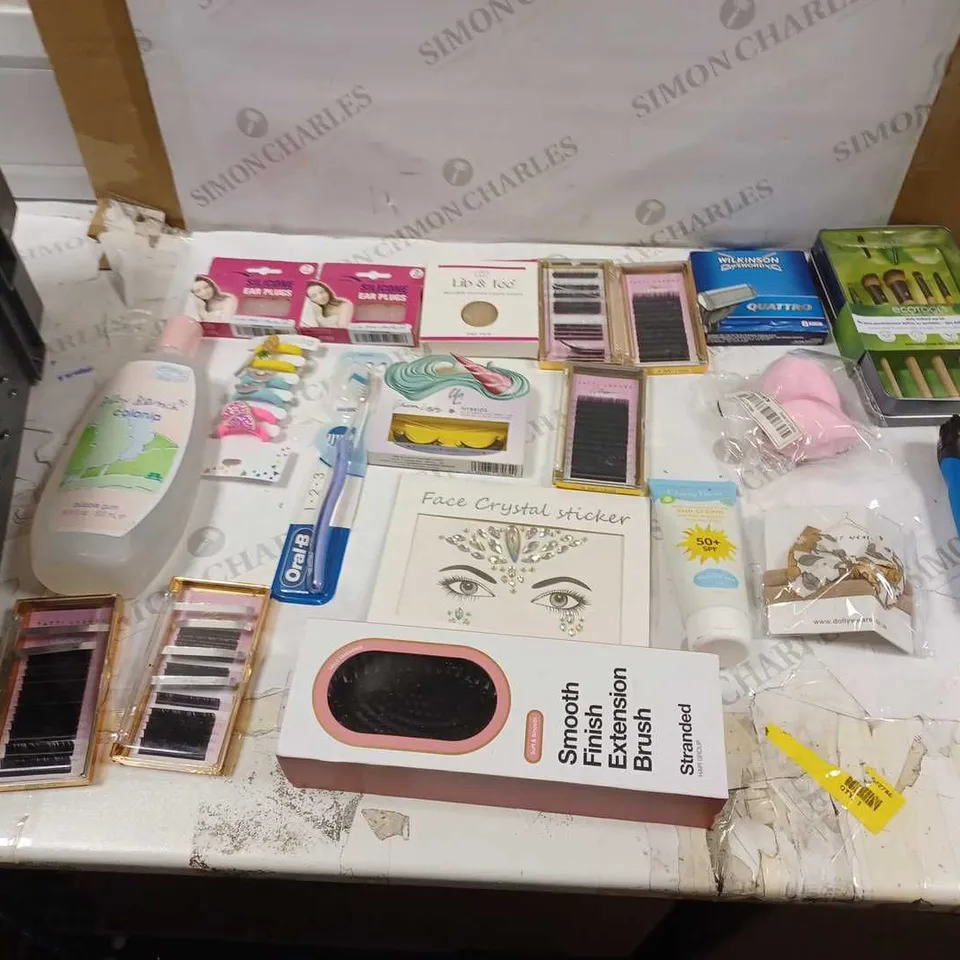 LOT OF APPROXIMATELY 20 HEALTH AND BEAUTY ITEMS TO INCLUDE BRAUN WET&DRY SHAVER, WILKINSONS QUATTRO, AND TATTI LASHES ECT. 