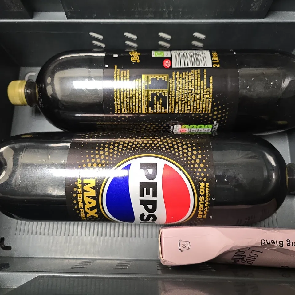 APPROXIMATELY 5 ASSORTED DRINKS ITEMS TO INCLUDE - PEPSI MAX CAFFENINE FREE , 7UP ZERO , GRIND LONG BLEND 