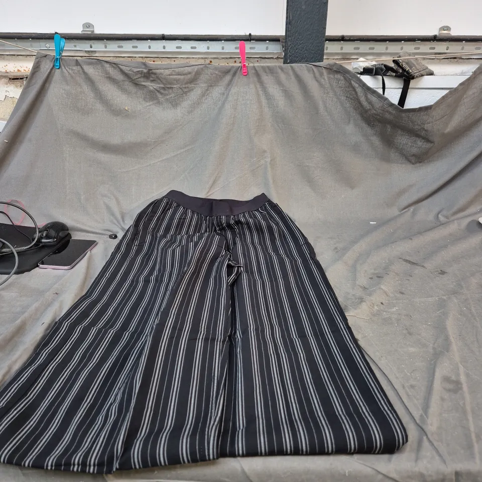 STRIPED WIDE-LEG TROUSERS, BLACK WITH WHITE VERTICAL STRIPES – EU XS