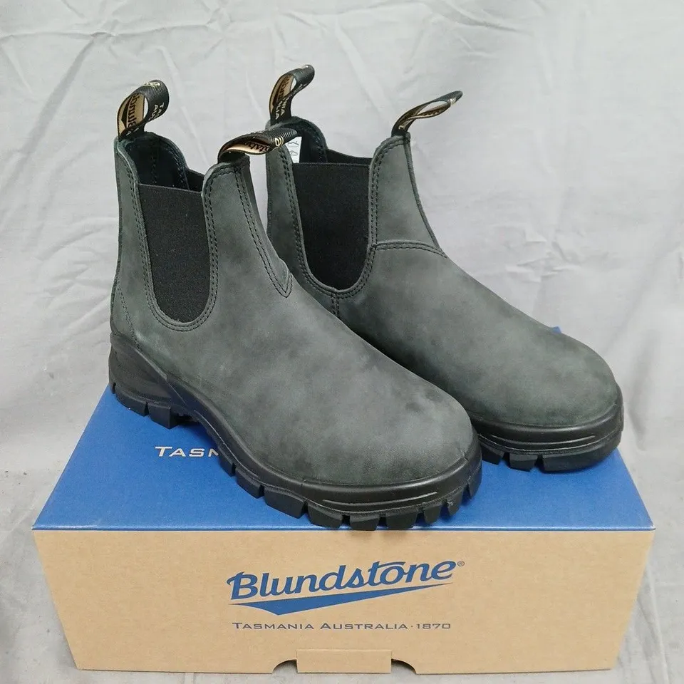 BOXED PAIR OF BLUNDSTONE ELASTIC SIDED BOOTS IN RUSTIC BLACK - 5