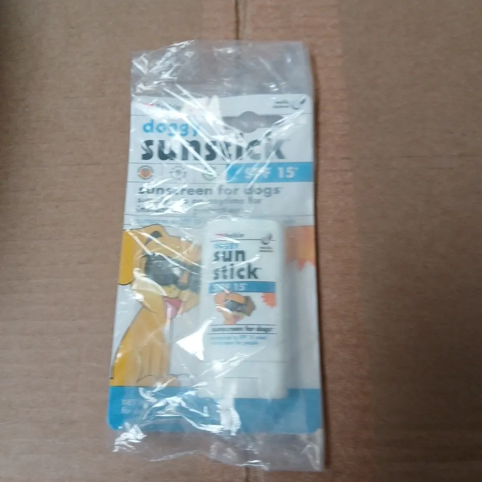 APPROXIMATELY 10 ASSORTED ITEMS INCLUDING FOOT PATCHES AND DOGGY SUNSTICK 