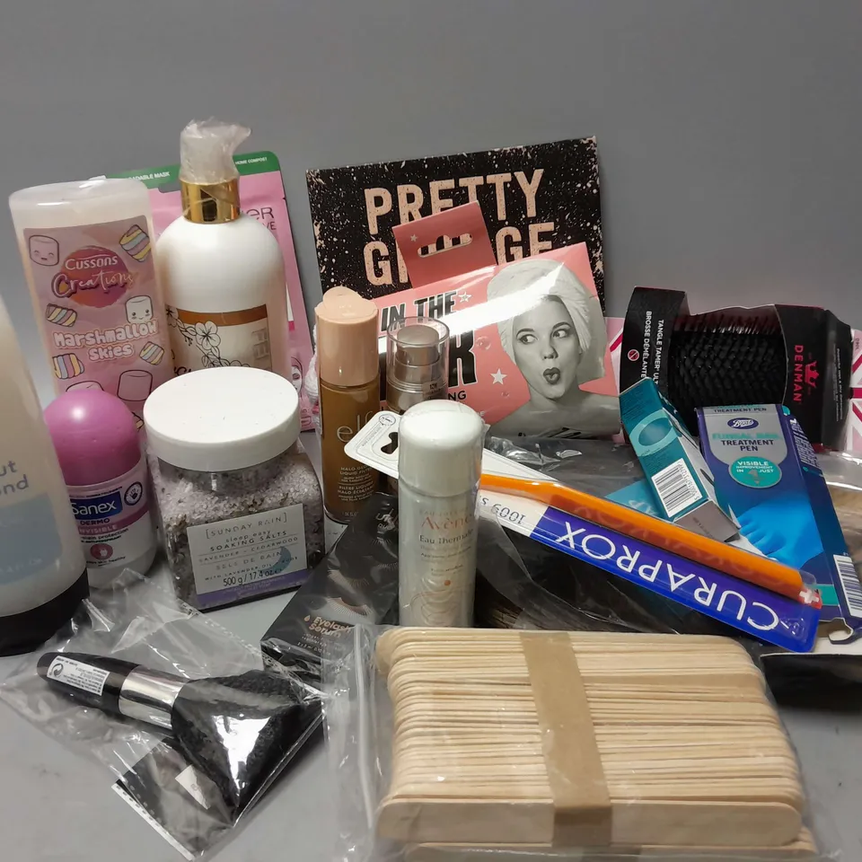 APPROXIMATELY 20 ASSORTED HEALTH & BEAUTY ITEMS TO INCLUDE PRETTY GRUNGE HUDABEAUTY EYESHADOW PALETTE, WIGS, SHOWER GEL, ETC