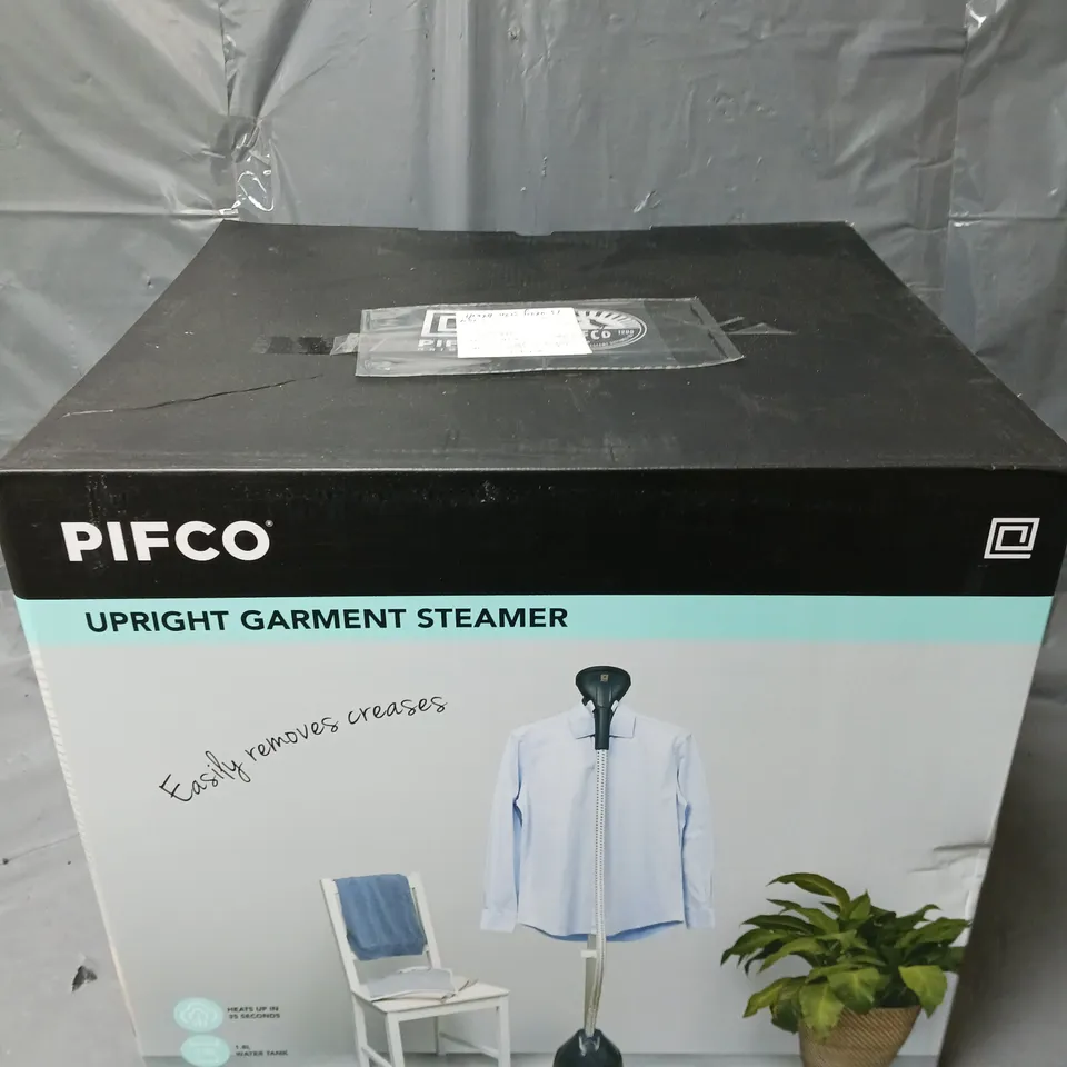 BOXED PIFCO UPRIGHT GARMENT STEAMER