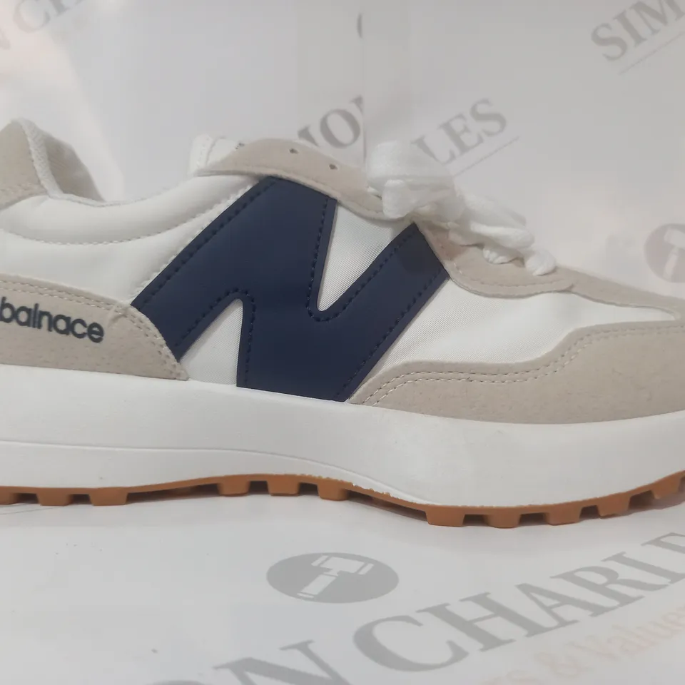 PAIR OF NEW BALANCE SHOES IN WHITE/BEIGE/NAVY SIZE UNSPECIFIED