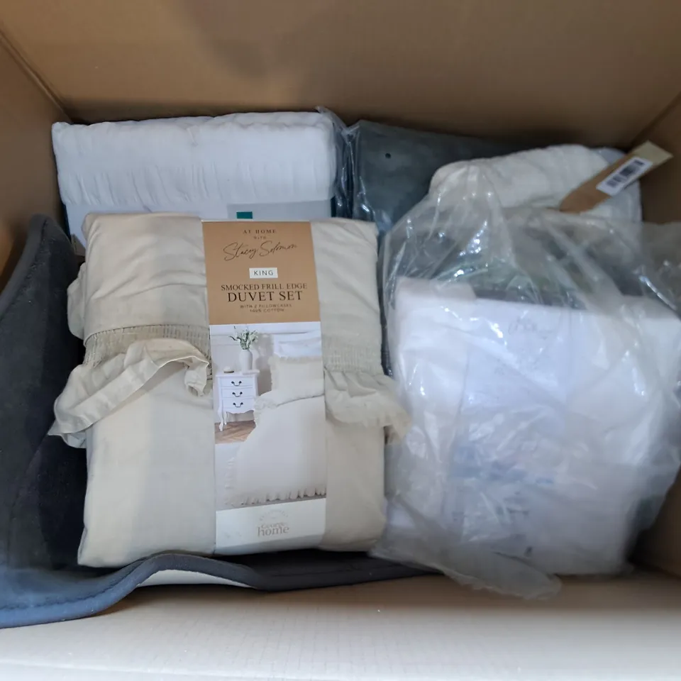 LOT OF 12 ASSORTED BEDDING AND SOFT FURNISHING  ITEMS TO INCLUDE FILLED CUSHION, SEAT PADS AND DUVET SETS