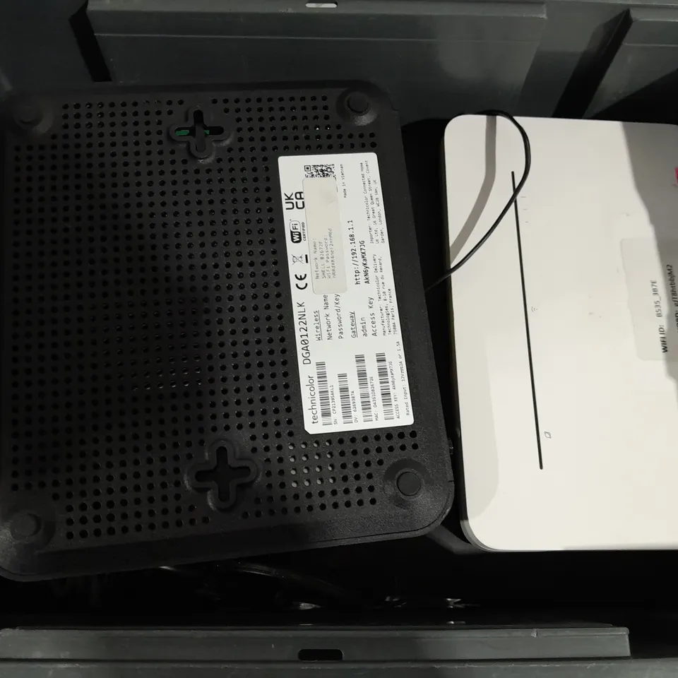 BOX OF APPROX 6 ASSORTED ITEMS TO INCLUDE -POST OFFICE BOX - HUMAX HDD-1000NCP - TECHNICOLOR ECT