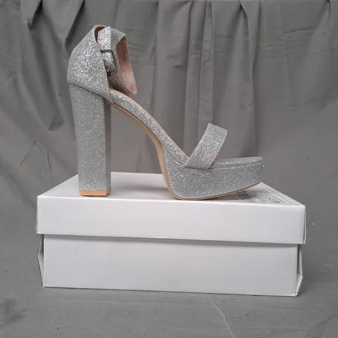 BOXED PAIR OF DESIGNER OPEN TOE HIGH BLOCK HEEL SANDALS IN SILVER W. GLITTER EFFECT EU SIZE 40