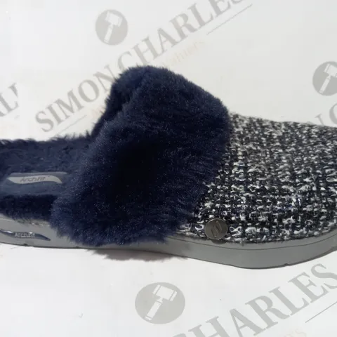 PAIR OF SKECHERS NAVY ARCH SLIPPERS IN NAVY UK SIZE 6