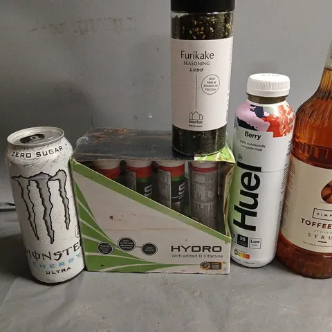 APPROXIMATELY 8 ASSORTED FOOD & DRINK ITEMS TO INCLUDE - MONSTER ULTRA ZERO SUGAR , HUEL BERRY , SIMPLY TOFFEE NUT SYRUP ETC