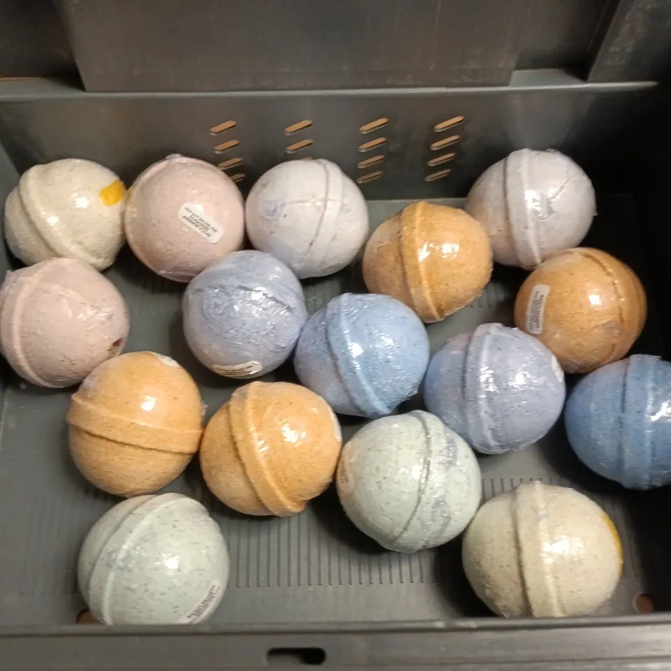 TOTE OF APPROXIMATELY 15 ASSORTED BATH BOMBS