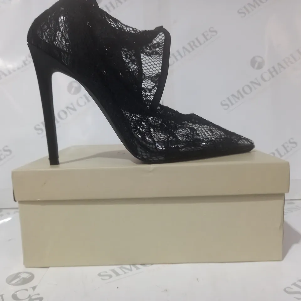 BOXED PAIR OF SIMMI LONDON PIXIE LACE POINTED TOE STILETTO HEELED SHOES IN BLACK UK SIZE 6