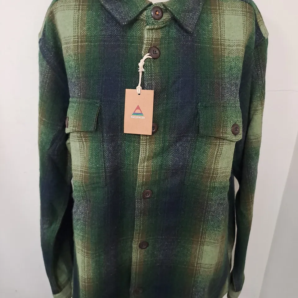 passenger barren overshirt in khaki - l