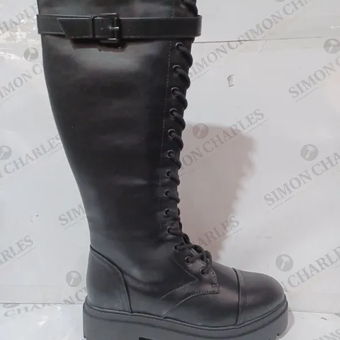 BOXED PAIR OF BOOHOO SIDE BUCKLE KNEE HIGH HIKER BOOTS IN BLACK SIZE 6
