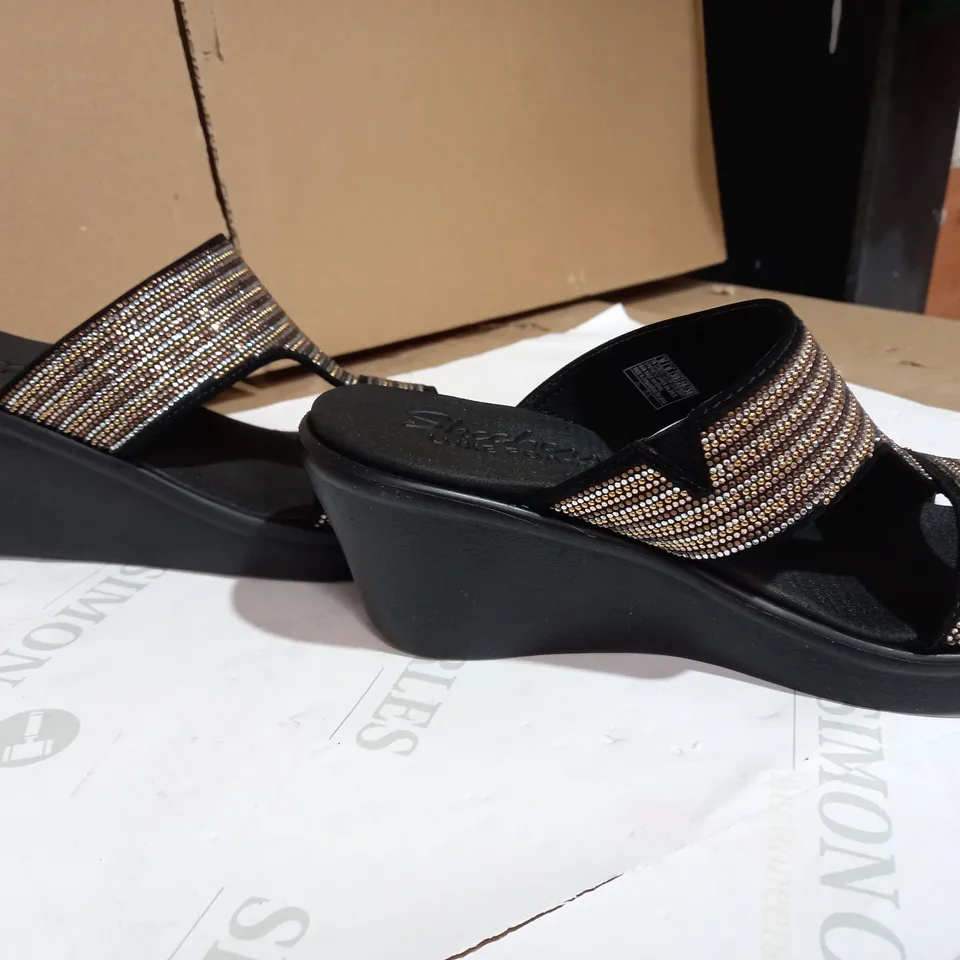 BOXED PAIR OF SKECHERS RUMBLE ON BLING GAL RHINESTONE SLIDE WEDGE SANDAL BLACK/GOLD - SIZE 6