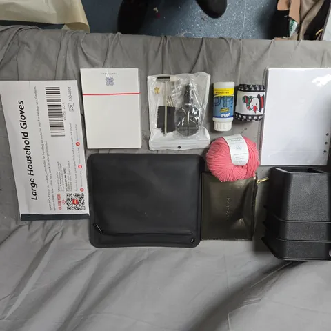 APPROXIMATELY 15 ASSORTED HOUSEHOLD ACCESSORIES LOT – GLOVES, RUG GRIPS, YARN & CLEANING TOOLS