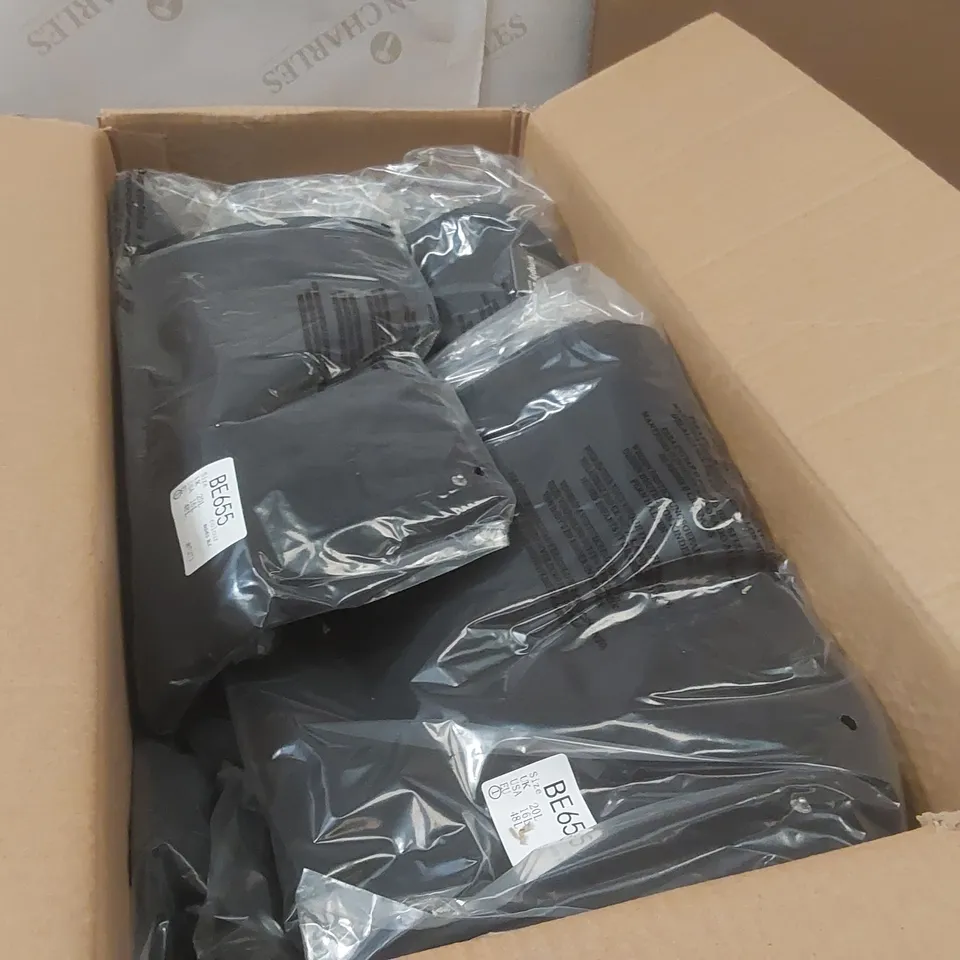 BOX CONTAINING APPROXIMATELY 14x BRAND NEW SIMPLY BE PLEAT DETAIL JEANS  - SIZE 20L