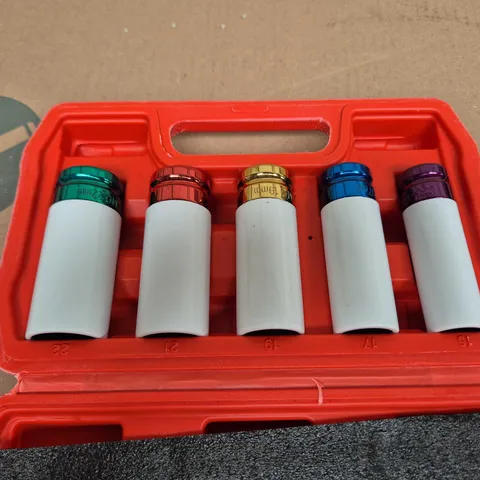 FIVE COLOUR-CODED CYLINDRICAL TOOL BITS IN RED CARRY CASE