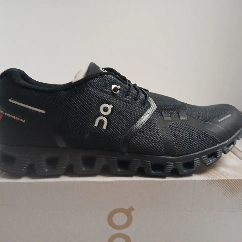 BOXED PAIR OF ON RUNNING CLOUD 5 ALL BLACK TRAINERS – UK 9