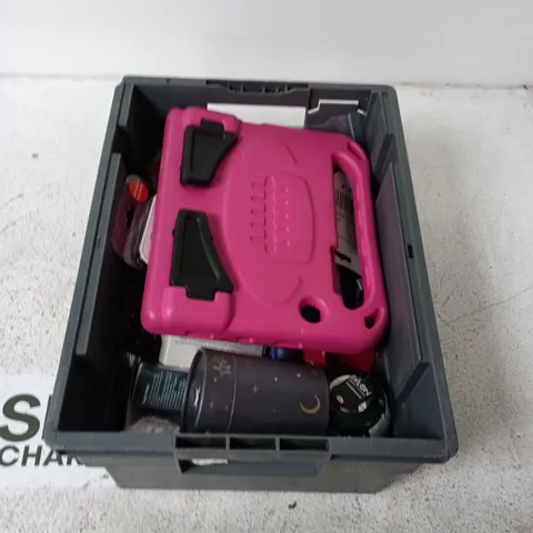 APPROXIMATELY 10 ASSORTED HOUSEHOLD ITEMS INCLUDING TABLET CASE, FABRIC DYE, TV REMOTE ETC. 