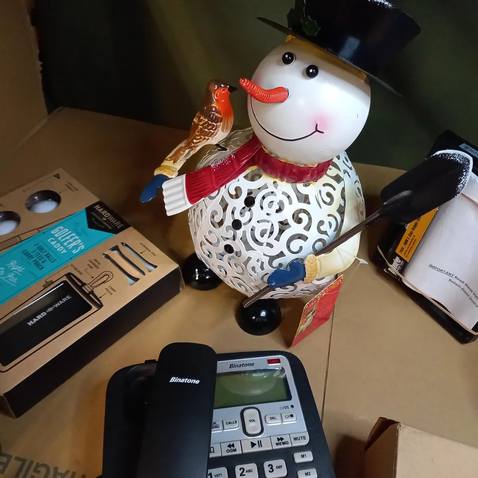 LARGE BOX OF APPROXIMATELY 20 ASSORTED HOUSEHOLD ITEMS TO INCLUDE: TELEPHONE, GOLF GIFT SET, METAL SNOWMAN