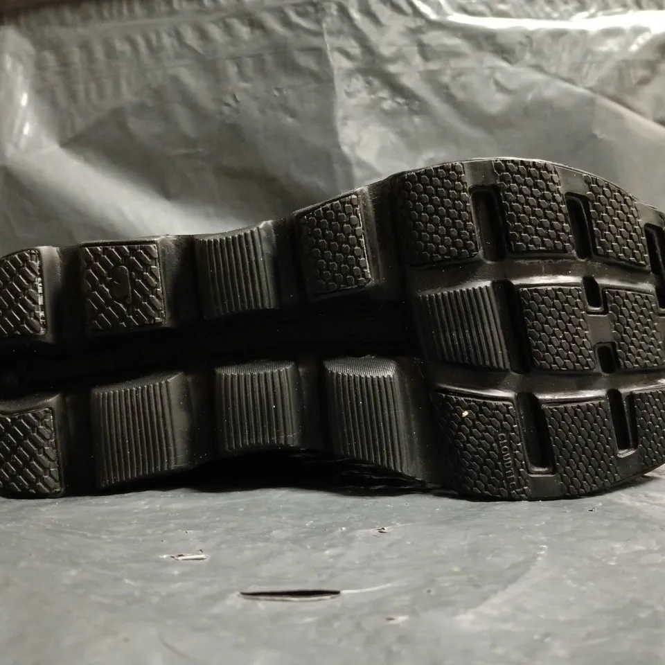 PAIR OF ON CLOUDSTRATUS TRAINERS IN BLACK SIZE UK 9