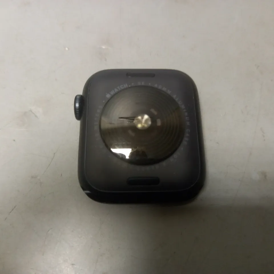 APPLE WATCH SE (40mm) (NO STRAP)