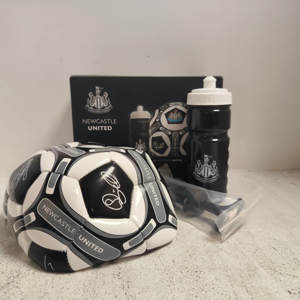 NEWCASTLE UNITED SIGNATURE FOOTBALL GIFT SET (BALL + WATER BOTTLE)