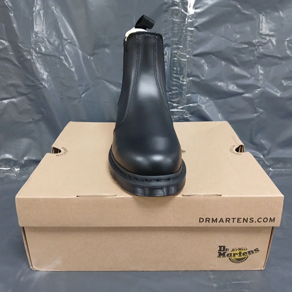 BOXED PAIR OF DR MARTENS 2976 MONO BOOTS IN BLACK SIZE UK 9