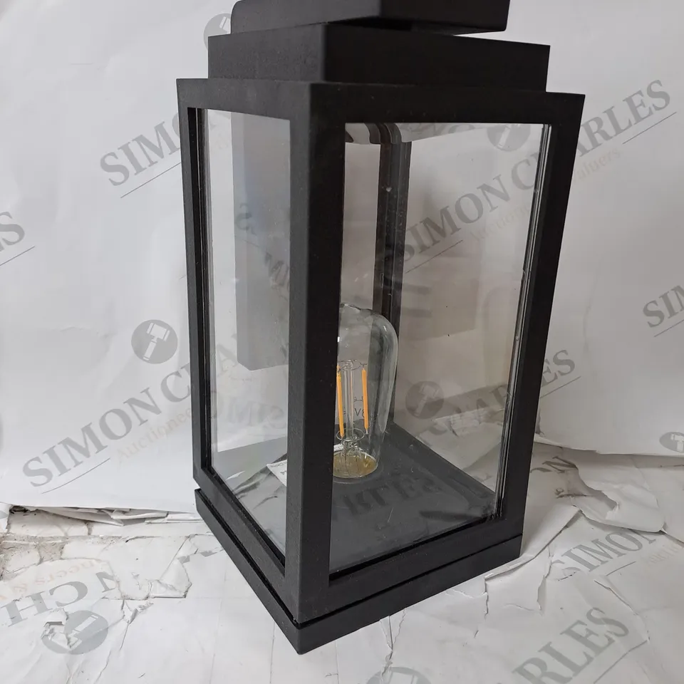 OUTDOOR LANTERN IN BLACK 