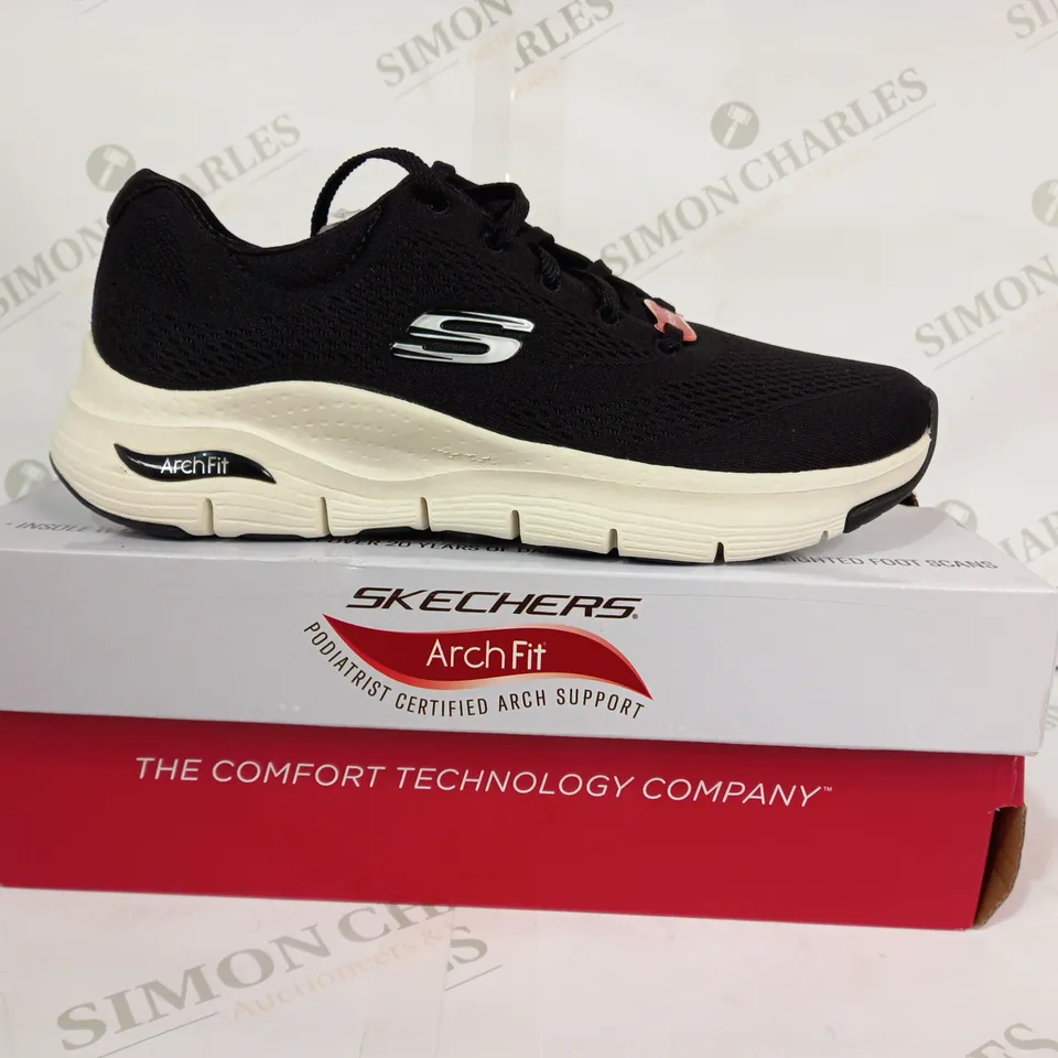 BOXED PAIR OF SKECHERS ARCHFIT SHOES IN BLACK UK SIZE 7