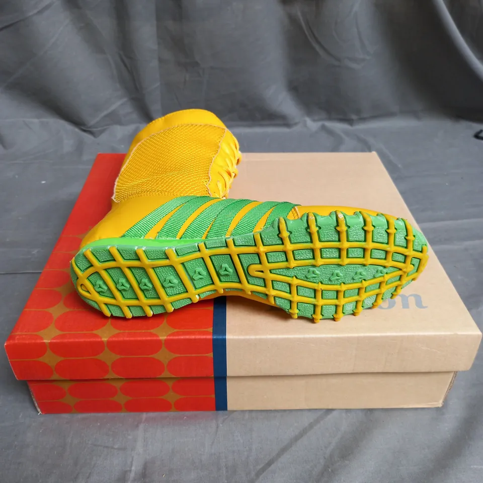 BOX OF 12 PAIRS OF BUILLON BOOTS IN YELLOW/GREEN - VARIOUS SIZES