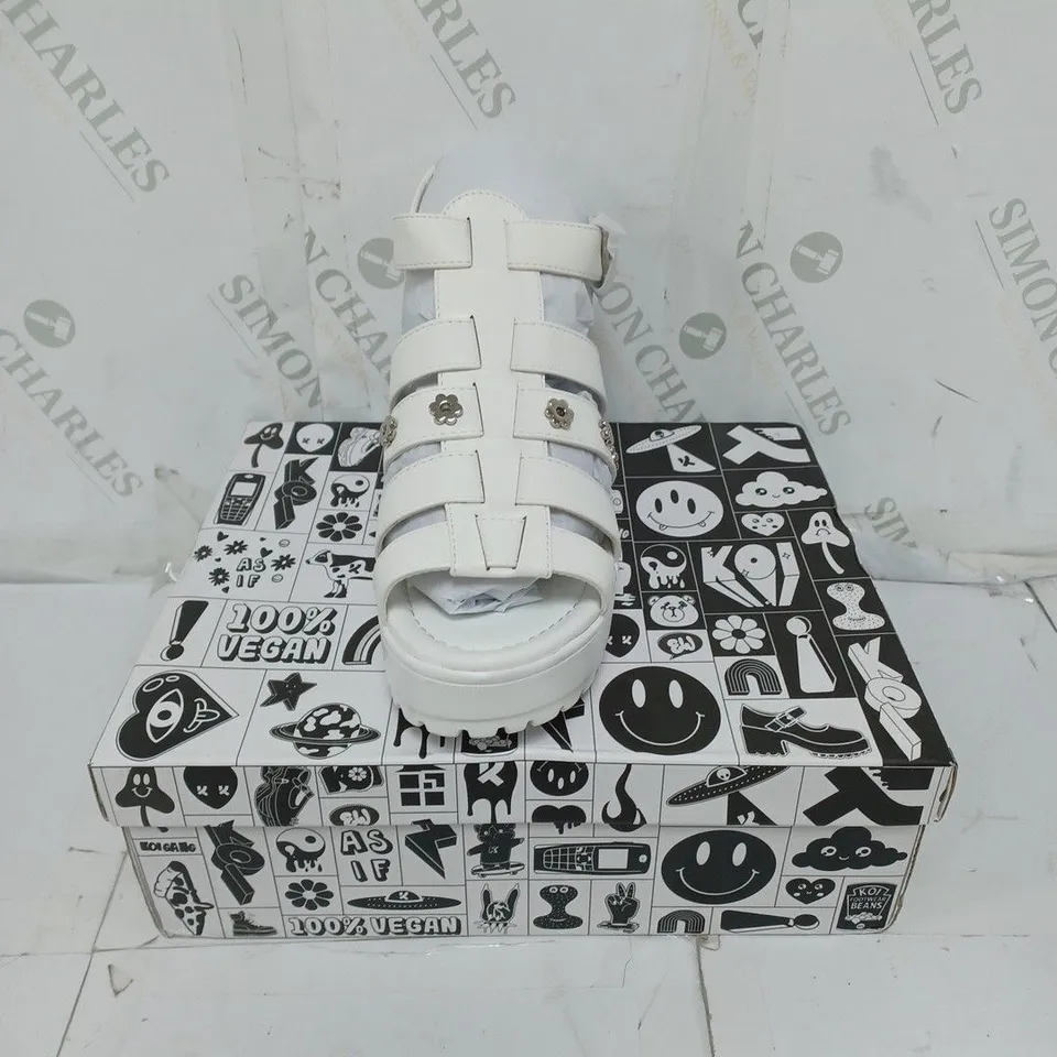 KOI FOOTWEAR LADIES WHITE CHUNKY HEEL SANDALS SIZE 7