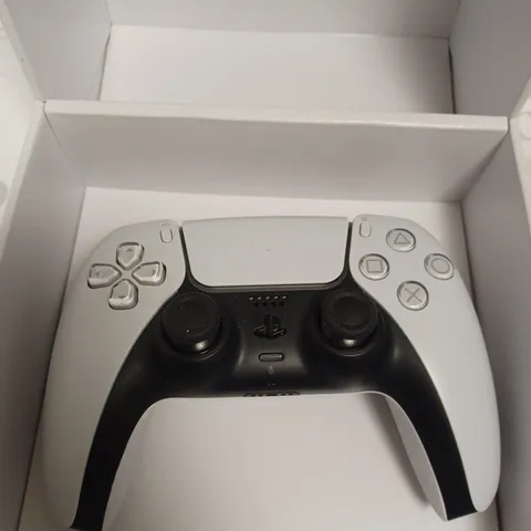 PLAYSTATION WIRELESS CONTROLLER IN WHITE