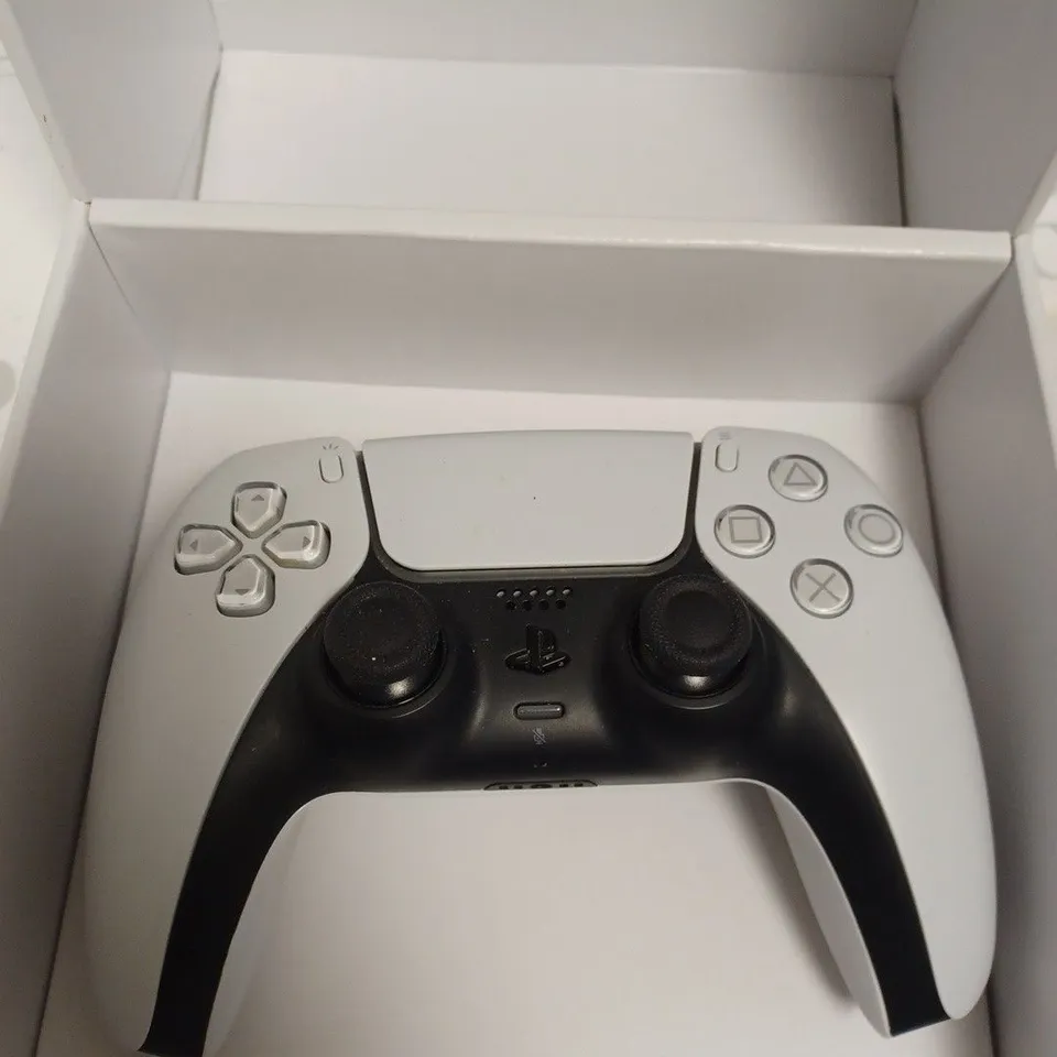 PLAYSTATION WIRELESS CONTROLLER IN WHITE 