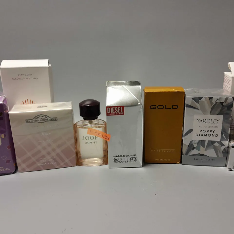 APPROXIMATELY 10 ASSORTED HEALTH AND BEAUTY ITEMS TO INCLUDE CLARINS HAND AND NAIL TREATMENT CREAM, GOLD EAU DE TOILETTE (100ml), DIESEL MASCULINE EAU DE TOILETTE (75ml), ETC