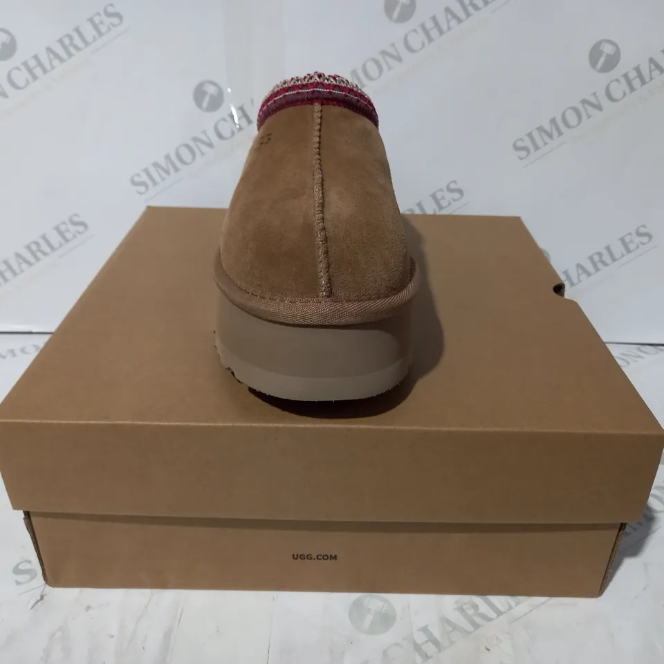 BOXED PAIR OF UGG WTAZZ SHOES IN TAN UK SIZE 4