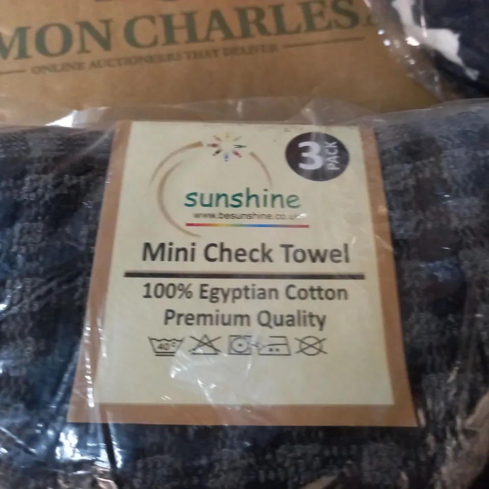 LOT OF 4 ASSORTED HOM FABRIC ITEMS 