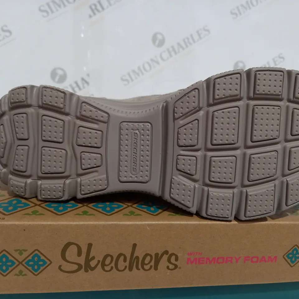 SKECHERS EASY GOING HIGH ZIP BOOT, MUSHROOM, UK 6