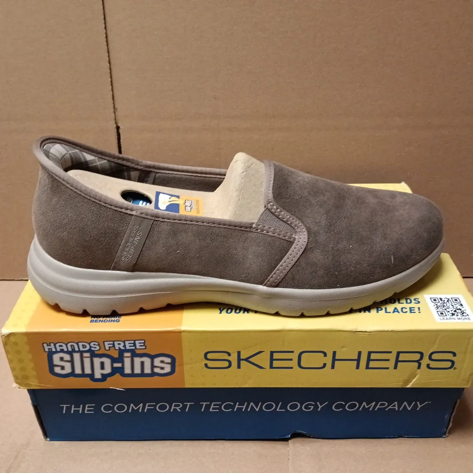 BOXED PAIR OF SKECHERS ON THE GO FLEX SHOES IN DARK TAUPE - UK 6