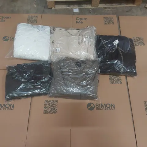 PALLET CONTAINING APPROXIMATELY 100x BRAND NEW ASSORTED DESIGNER CLOTHING ITEMS INCLUDING: JULIPA JACKET, SIMPLY BE JACKETS, JD WILLIAMS JACKET ECT