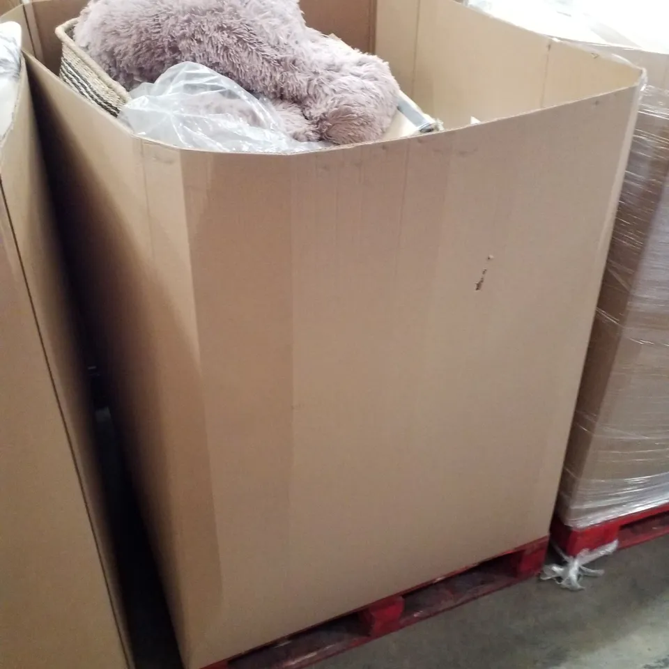 PALLET CONTAINING APPROXIMATELY 36 PRODUCTS INCLUDING SIDE TABLE, STORAGE TUBS, PILLOWS, MIAMI CUSHIONS & MICRO LED RING