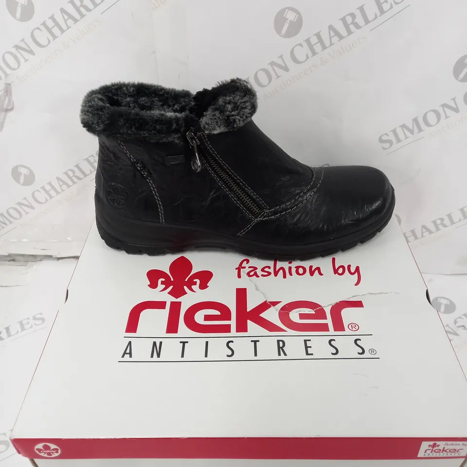BOXED PAIR OF RIEKER ANTISTRESS BLACK ANKLE BOOTS SIZE 7.5 