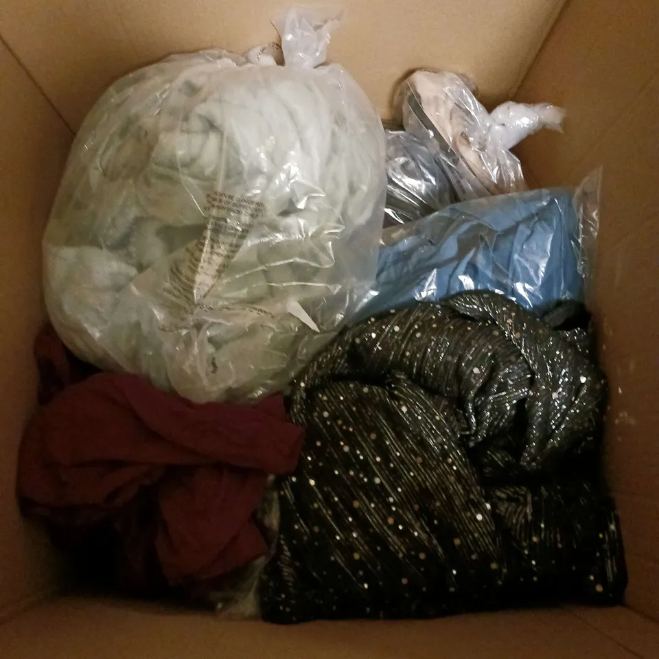 APPROXIMATELY 20 CLOTHING ITEMS TO INCLUDE DRESSES AND JUMPERS