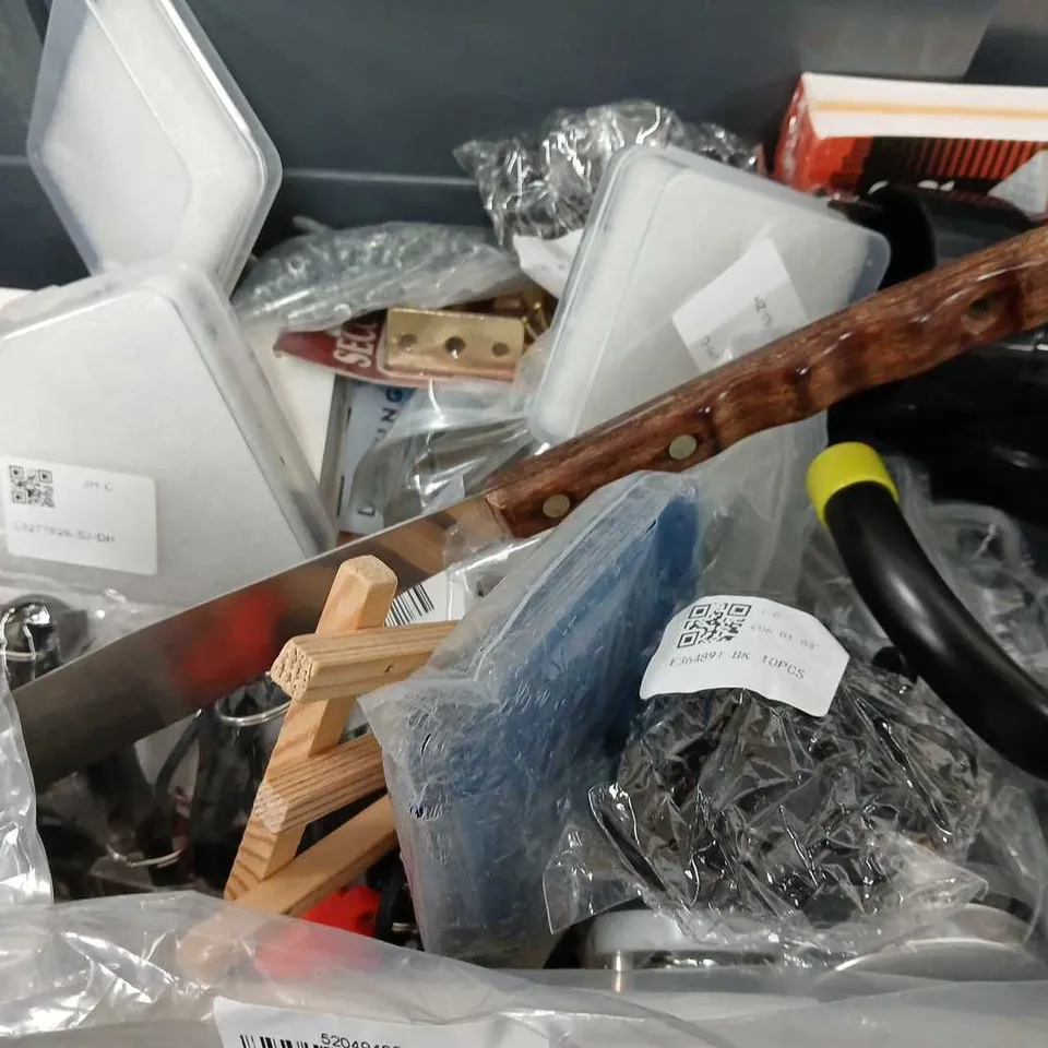 BOX OF APPROXIMATELY 15 ASSORTED ITEMS TO INCLUDE - EXTERIOR GRADE SCREW , CRAFT KNIFE , FLY FISHING HOOK ETC