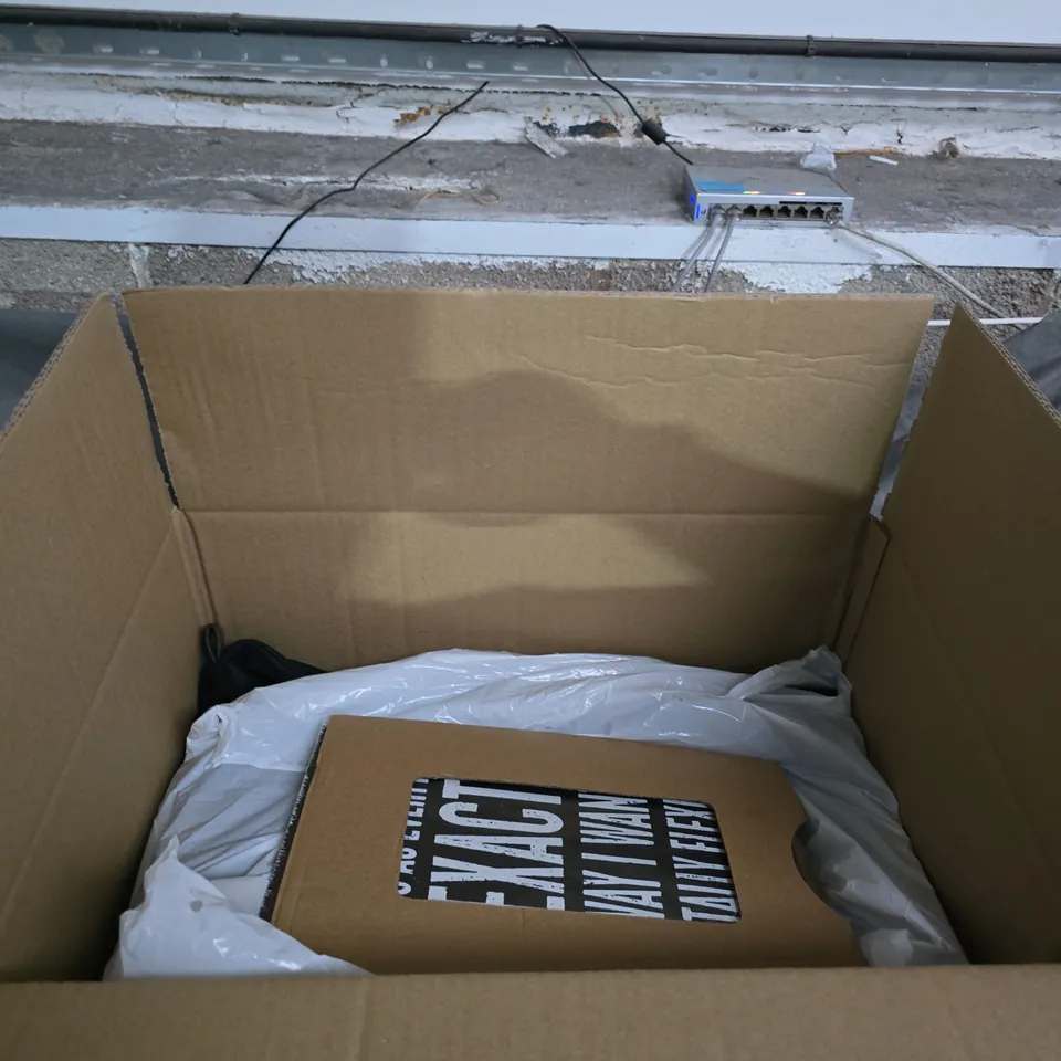 APPROXIMATELY 15 ITEMS OF ASSORTED STATIONERY BUNDLE: ZEBRA PEN SET, WHITE BOX AND METAL DISH.